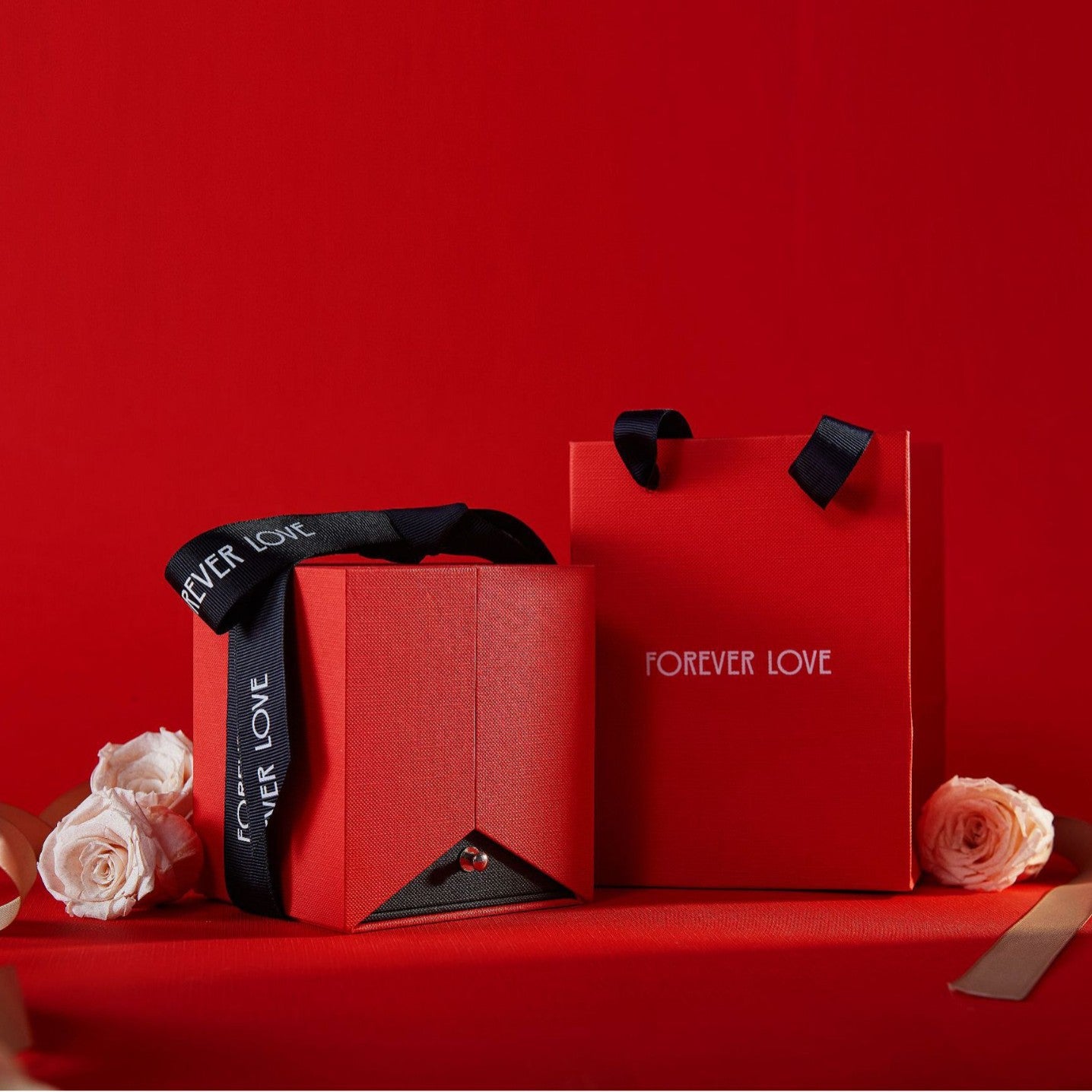 Komplet biżuterii w pudełku prezentowym – mydlana róża, złoty naszyjnik, złota bransoletka