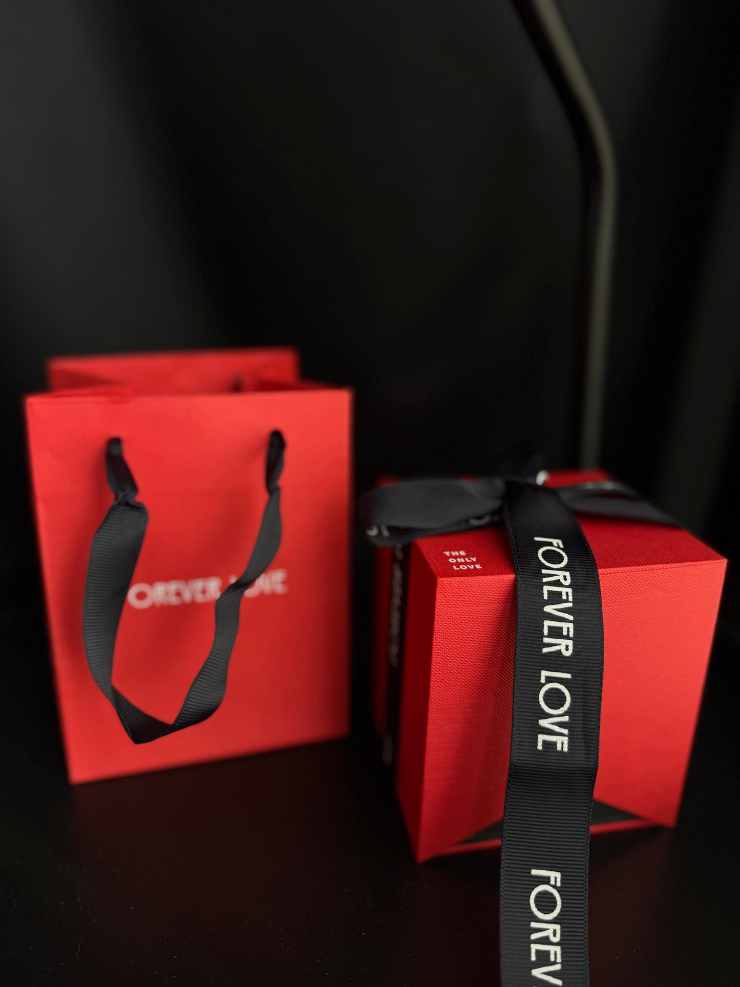 Komplet biżuterii w pudełku prezentowym – mydlana róża, złoty naszyjnik, złota bransoletka