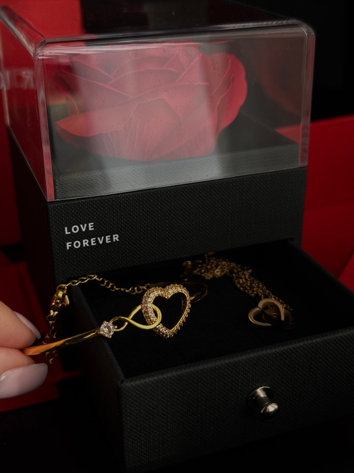 Komplet biżuterii w pudełku prezentowym – mydlana róża, złoty naszyjnik, złota bransoletka