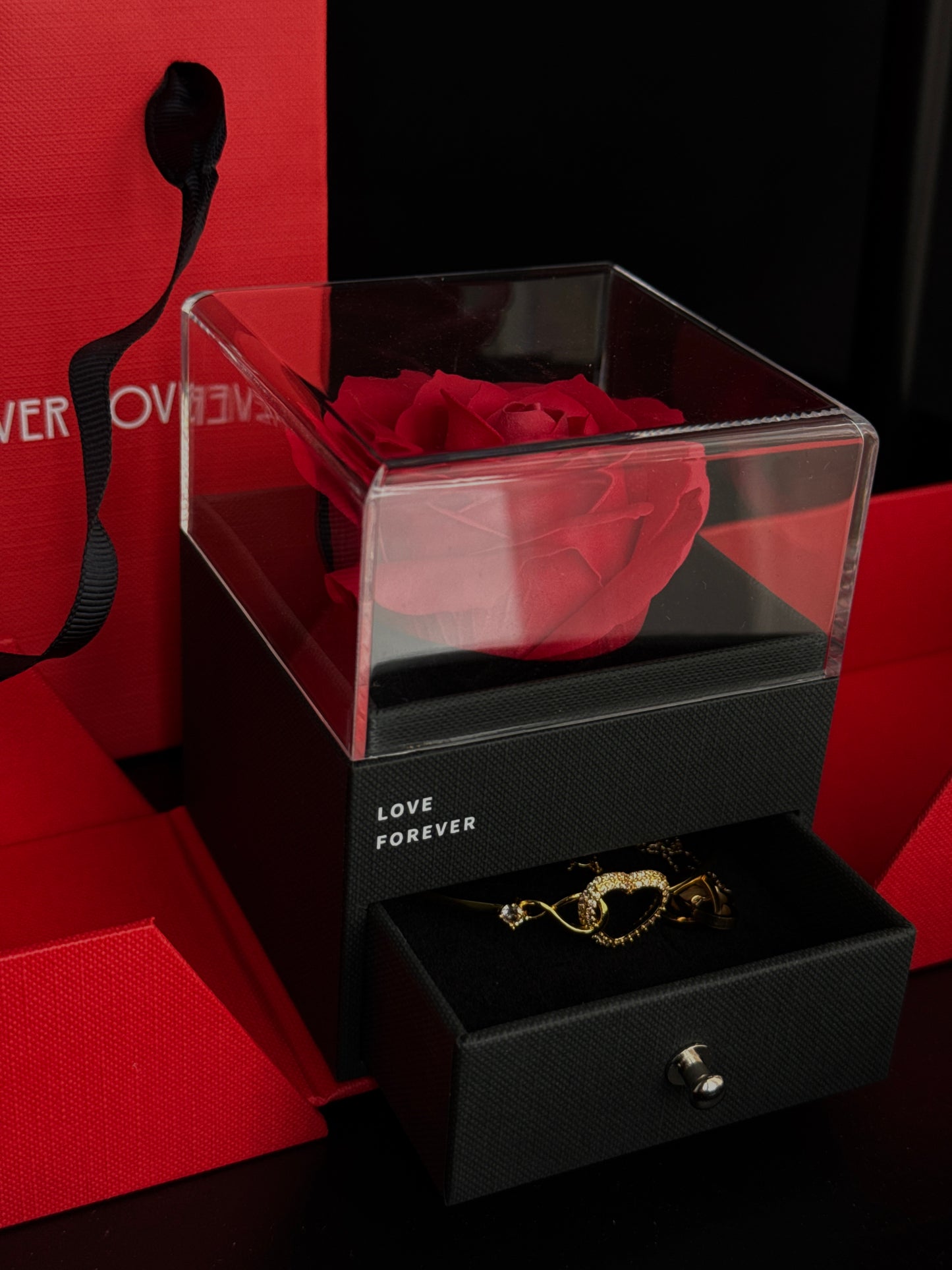 Komplet biżuterii w pudełku prezentowym – mydlana róża, złoty naszyjnik, złota bransoletka