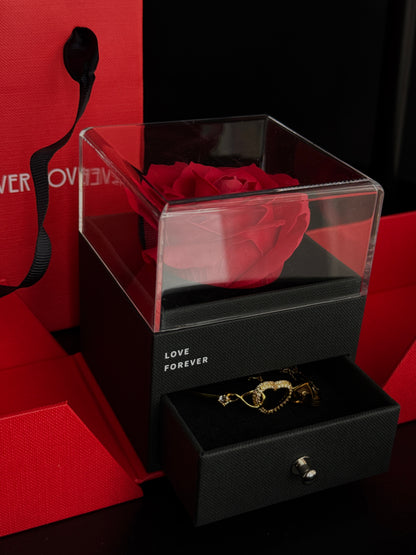 Komplet biżuterii w pudełku prezentowym – mydlana róża, złoty naszyjnik, złota bransoletka