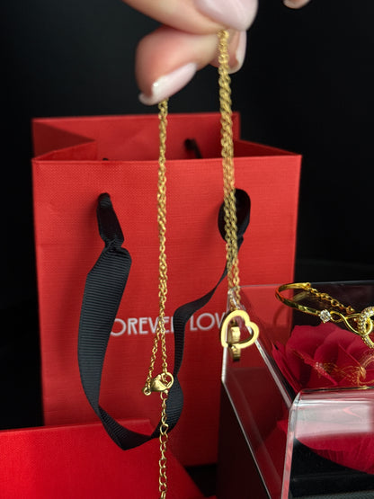 Komplet biżuterii w pudełku prezentowym – mydlana róża, złoty naszyjnik, złota bransoletka