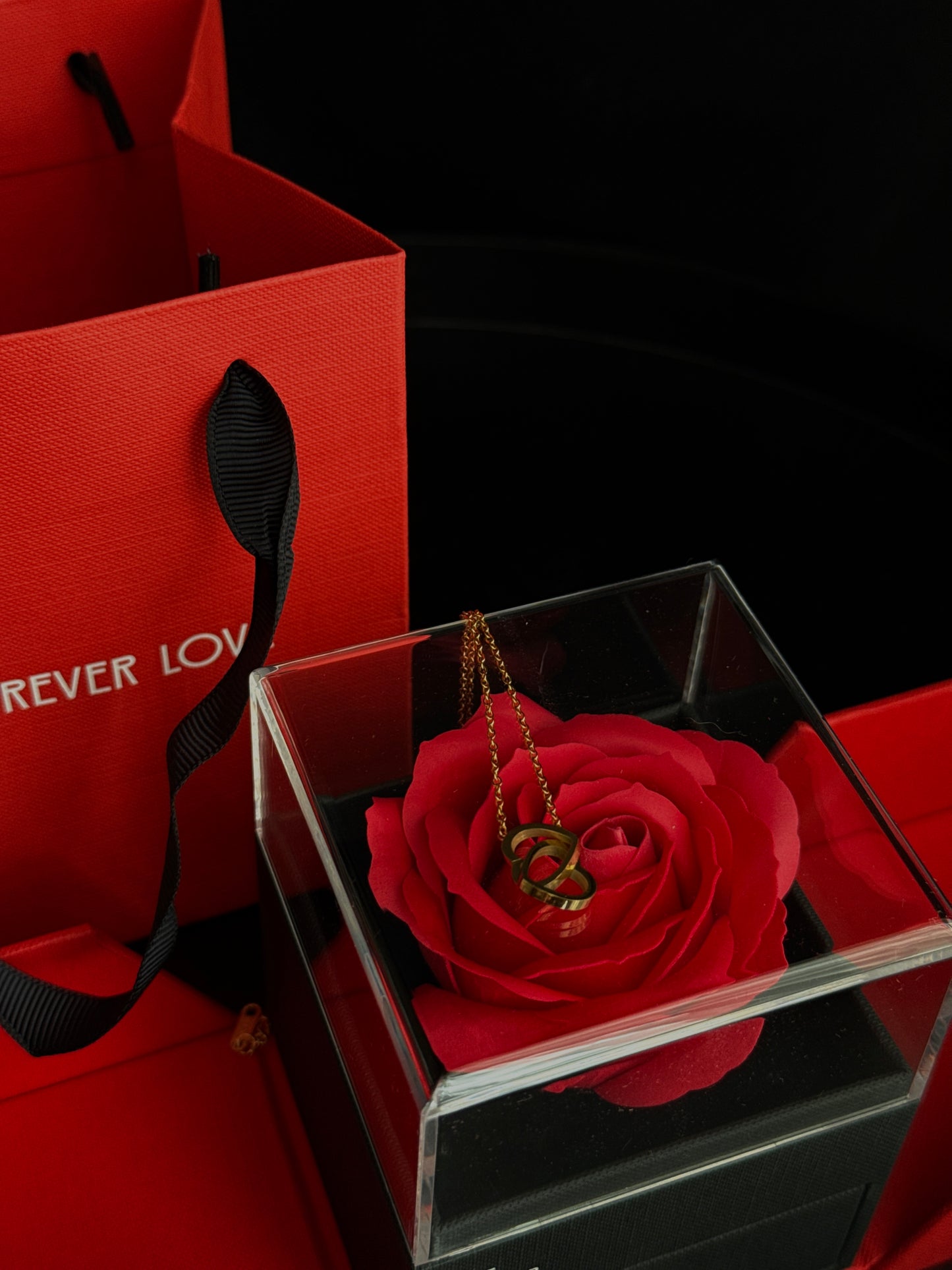 Komplet biżuterii w pudełku prezentowym – mydlana róża, złoty naszyjnik, złota bransoletka