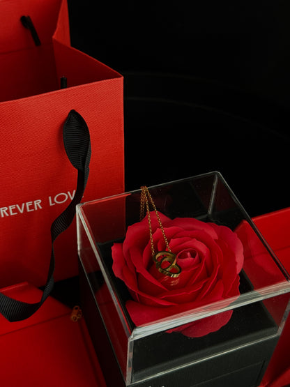 Komplet biżuterii w pudełku prezentowym – mydlana róża, złoty naszyjnik, złota bransoletka