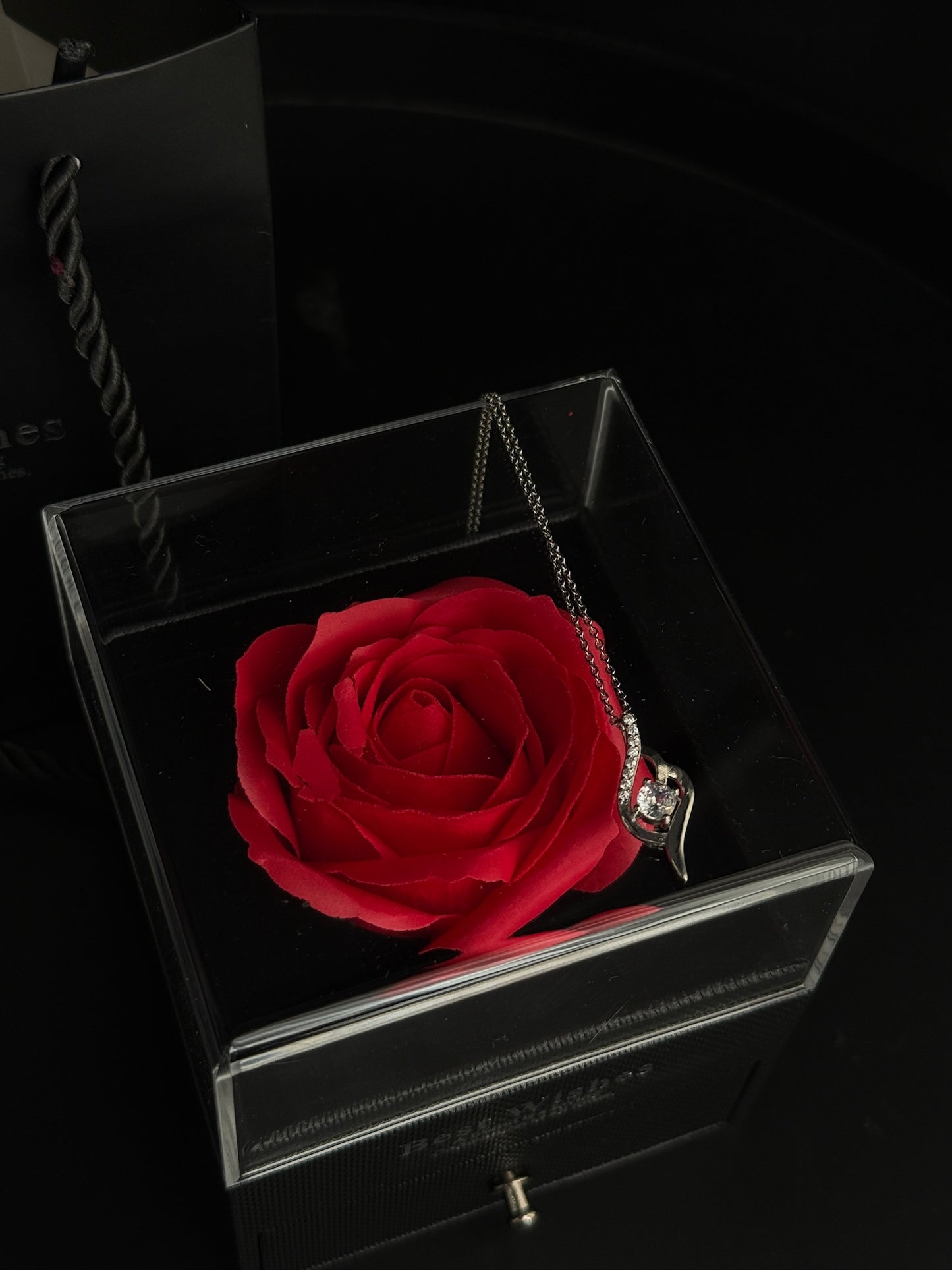 Komplet biżuterii w pudełku prezentowym – mydlana róża, srebrny naszyjnik, srebrna bransoletka + GRATIS